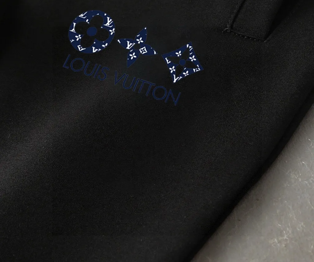 🅿️460 Directly approved brand [LV Louis Vuitton] (velvet and thickened) 2025 autumn and winter new products, celebrities' favorite fashionable casual suits, clean and neat tailoring, full of urban style. Made of high-quality custom fabrics, the inner warmth is excellent, the hand feels soft and dry, and the upper body effect is crisp and stylish. The three-dimensional cutting process and the pattern are all of high standards, and the silhouette version has the right benefits! It is not tight at all, and you feel good when you wear it. So many top-quality raw materials create high-end products with unparalleled value. It is the first choice for high-end fashion people. (Size: M-4XL can wear up to 200 pounds)